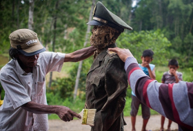 Indonesian villagers dig up their ancestors every three years - VIDEO 